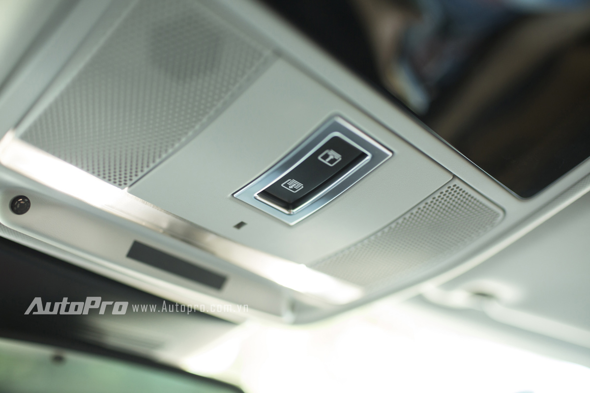 
Hệ thống nút bấm điều khiển mái che cửa sổ trời trên Range Rover Evoque 2016.
