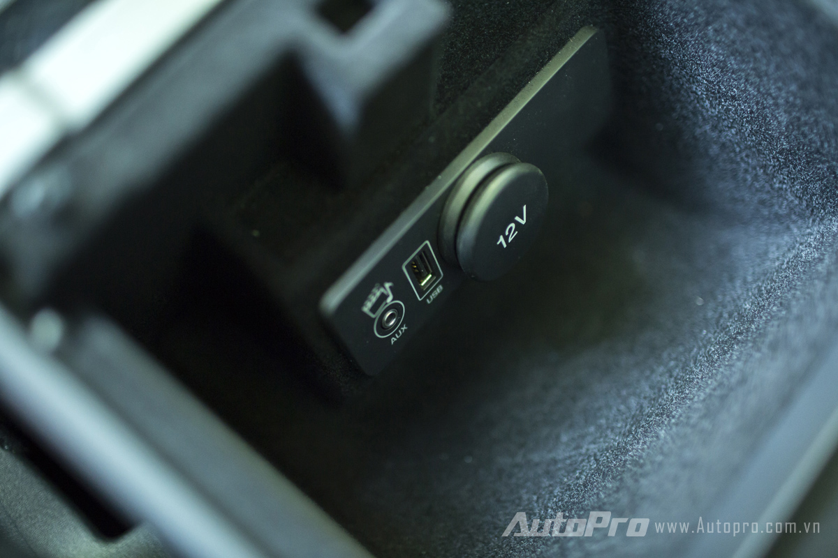 
Dưới hộc để tay ghế lái, có các cổng giao tiếp AUX, USB và cổng xạc điện 12V.
