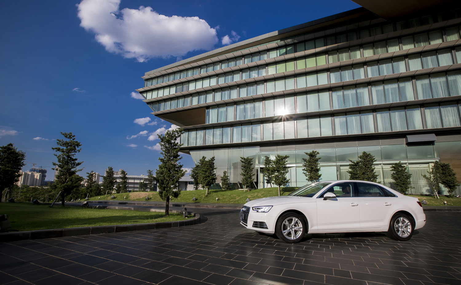 
Audi A4 thế hệ mới được Audi Việt Nam úp mở cách đây không lâu trong buổi họp báo giới thiệu Audi Progressive 2016 đã chính thức được ra mắt khách hàng Việt Nam.

