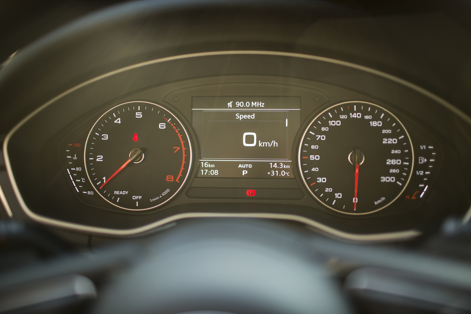 
Đồng hồ hiển thị phía sau vô-lăng Audi A4 thế hệ mới là sự kết hợp giữa 2 đồng hồ cơ báo vòng tua và tốc độ cùng một màn hinh điện tử hiển thị thông tin tổng hợp.
