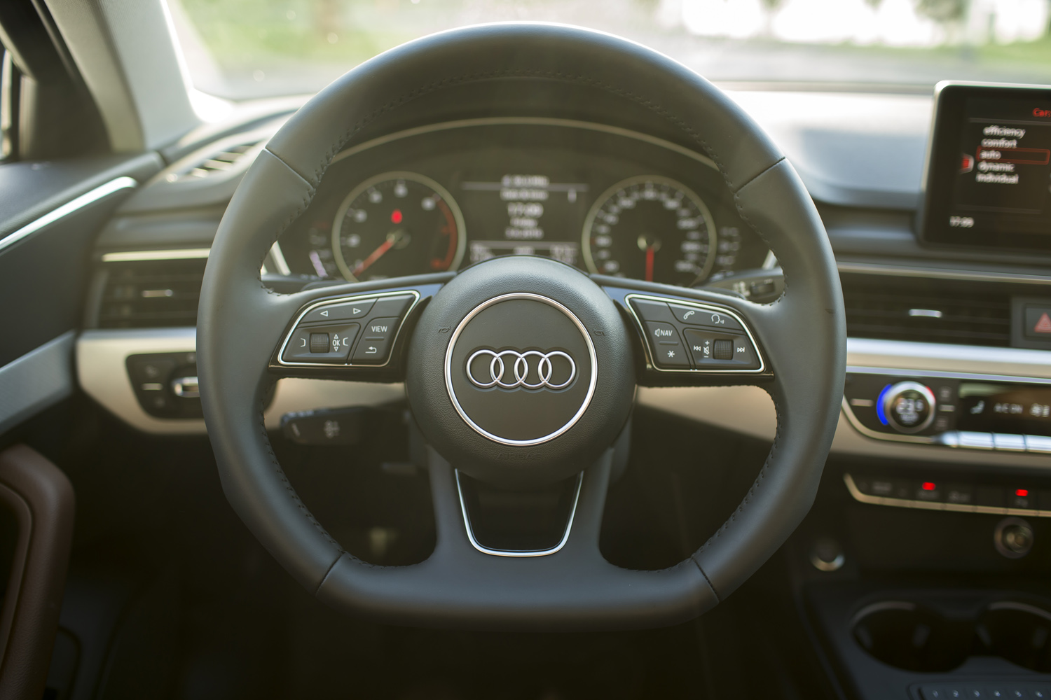 
Audi A4 thế hệ mới được trang bị vô-lăng 3 chấu thể thao với phần dưới được làm vát thẳng cùng gờ ở hai bên để tăng sự thuận tiện khi đánh lái.

