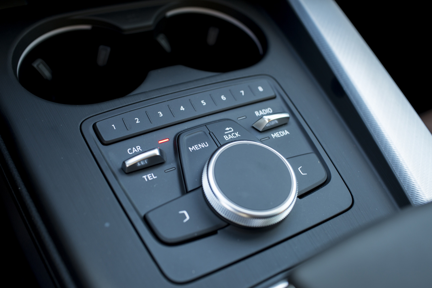 
Núm xoay điều chỉnh cùng các nút điều khiển hệ thống thông tin giải trí trên Audi A4 thế hệ mới.

