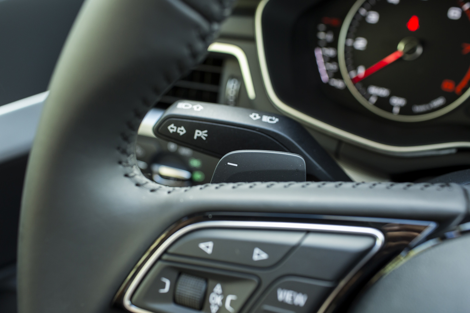 
Để mang trải nghiệm thể thao hơn, Audi A4 thế hệ mới có lẫy gẩy số vô-lăng.
