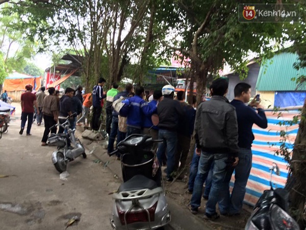 Nhiều người dân có mặt tại hiện trường theo dõi vụ việc.