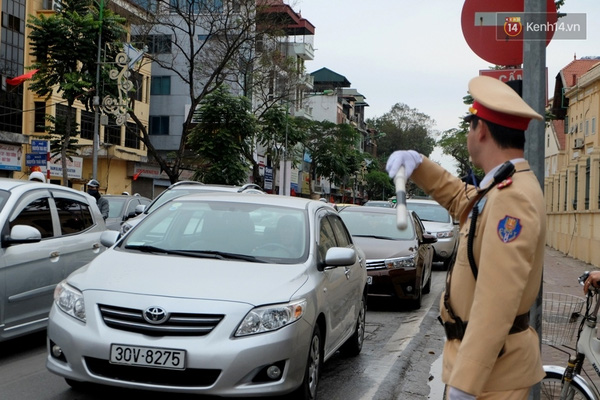 
Ô tô chen chúc nhau trên đường Nguyễn Thái Học.
