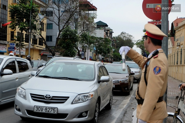 Ô tô chen chúc nhau trên đường Nguyễn Thái Học.
