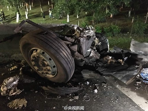 
Vụ tai nạn nghiêm trọng xảy ra chỉ vài ngày sau khi một chiếc xe buýt bốc cháy trên tuyến cao tốc ở tỉnh Hồ Nam, Trung Quốc sáng 26/6. Tai nạn cướp đi sinh mạng của ít nhất 35 người, trong đó có 2 trẻ em. Giới chức địa phương cho hay, nguyên nhân vụ tai nạn có thể do rò rỉ dầu.
