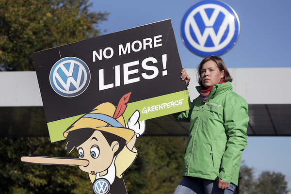 
Volkswagen thua Toyota vì dính bê bối gian lận khí thải.
