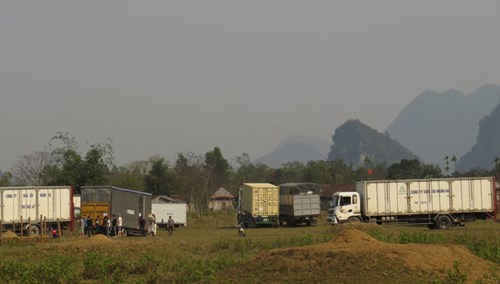 Những chiếc xe container chở các thiết bị phục vụ đoàn làm phim Kong: Skull Island tại Quảng Bình. Ảnh: Tiền Phong