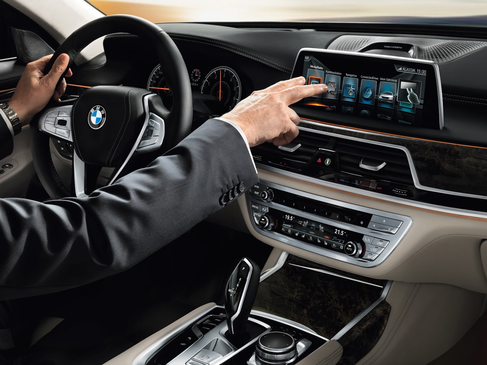 
Màn hình cảm ứng kích thước 10,25 inch cùng tính năng BMW Gesture Control của 750Li.
