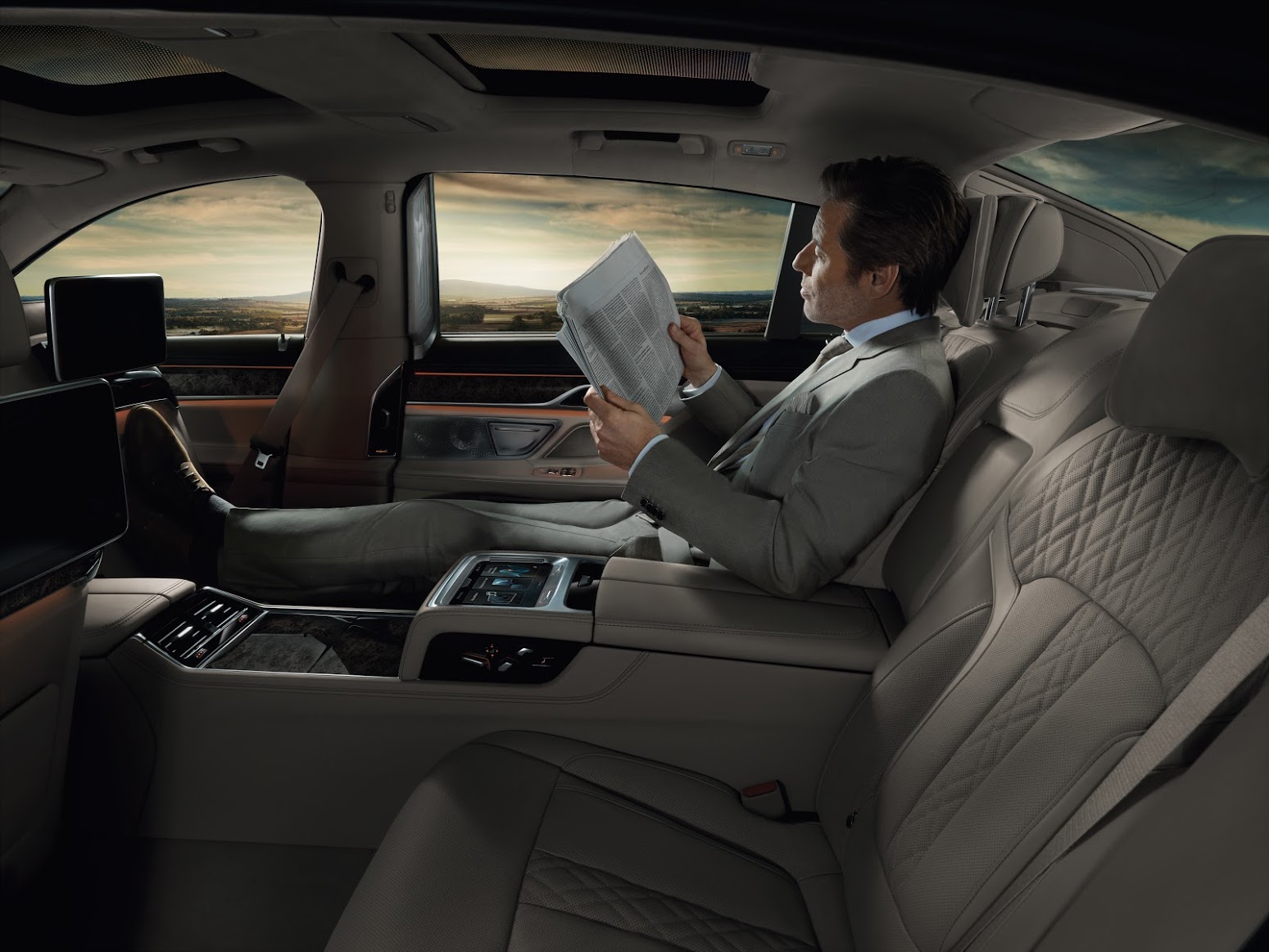 
Không gian thoải mái cho chủ nhân của chiếc xe có thể tận hưởng cảm giác nhẹ nhàng trên những chuyến đi cùng BMW 750Li.

