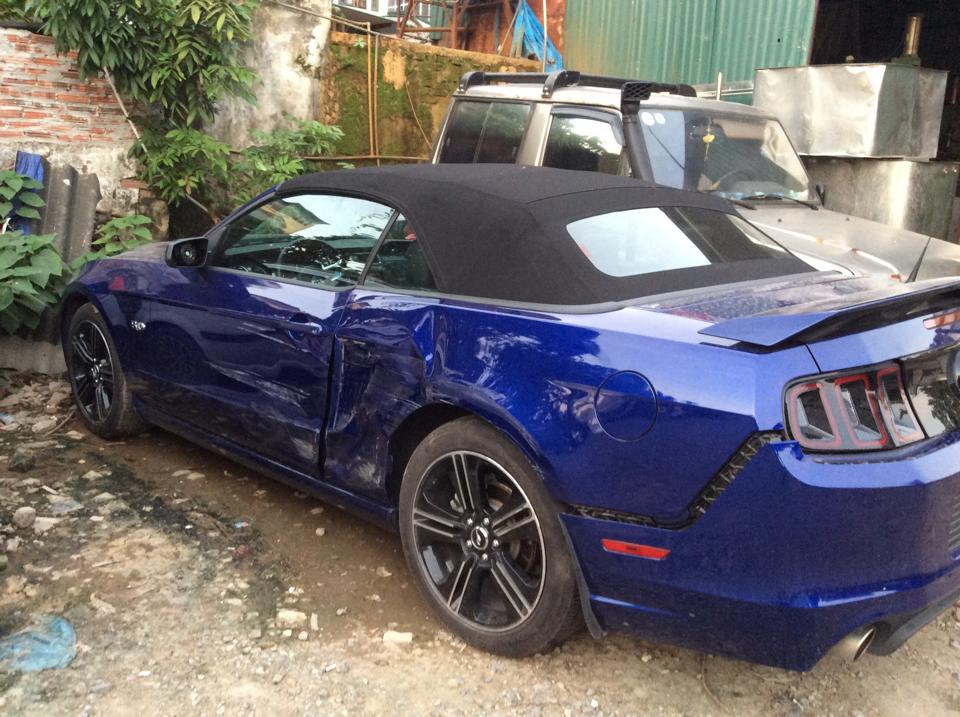 
Chiếc Ford Mustang GT California Special bị hư hỏng khá nặng trong vụ tai nạn đầu tiên.
