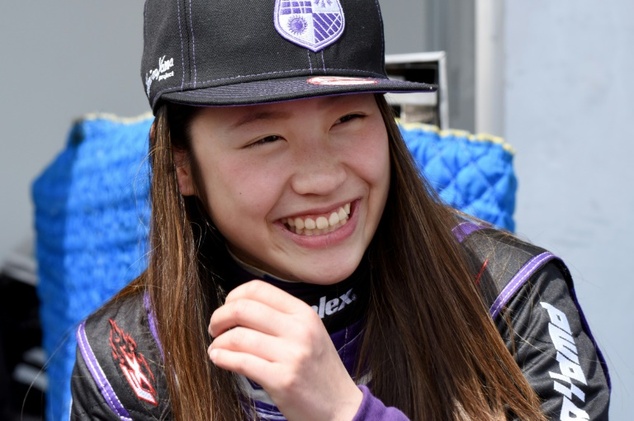 
Nụ cười tỏa nắng của Miki trong trang phục đua xe.

