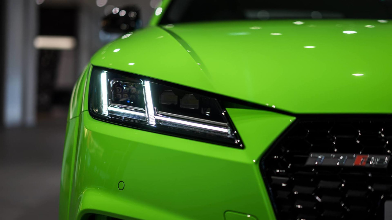 
Chưa hết, chiếc Audi TT RS 2016 còn được trang bị đèn pha Matrix LED. 
