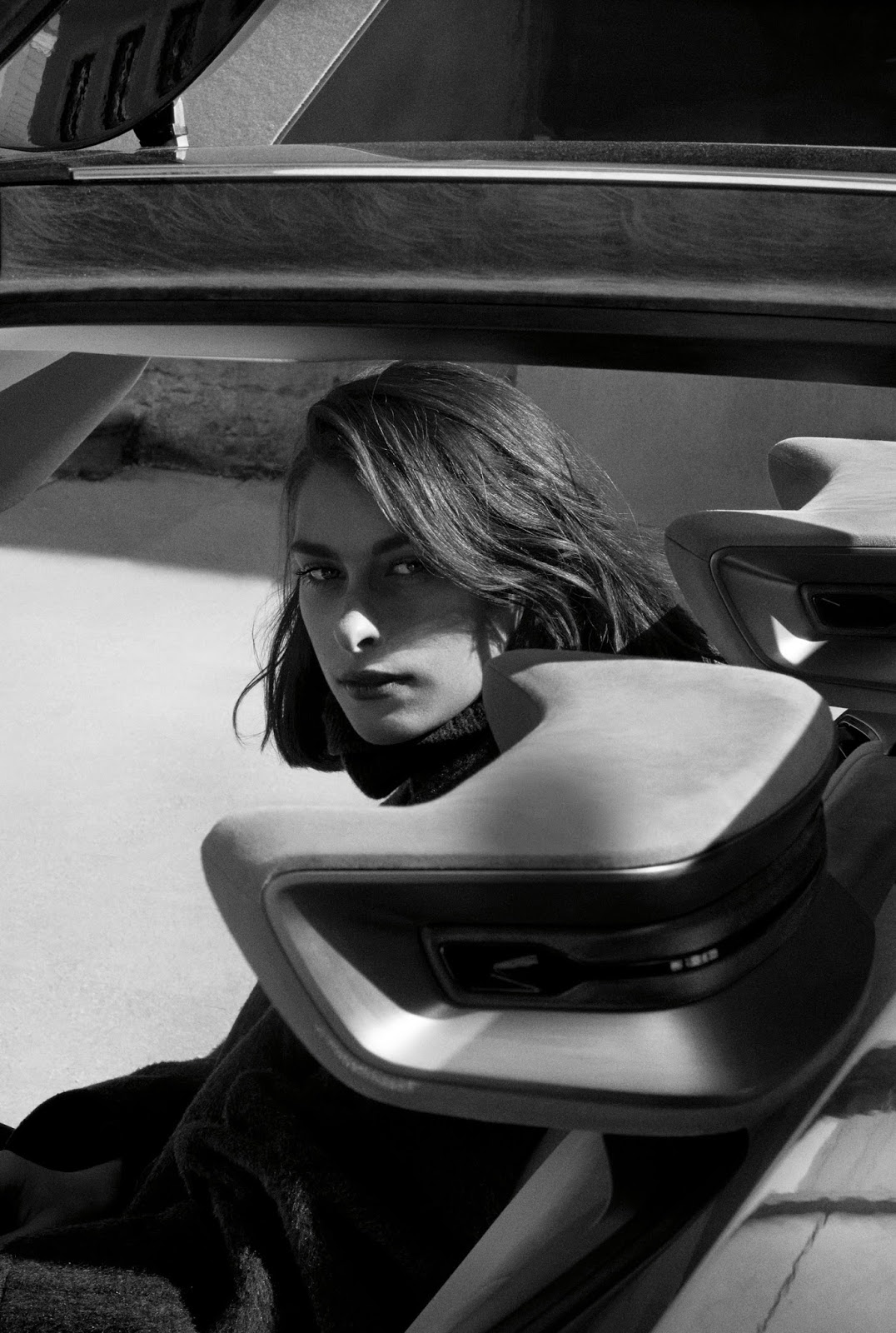 Ngoài ra, bên trong BMW Vision Next 100 còn có giao diện trí thông minh nhân tạo AI toàn phần giúp giải phóng khoang lái khỏi các màn hình kỹ thuật số thông thường. Thay vào đó, thông tin sẽ được hiển thị ngay trên kính chắn gió.