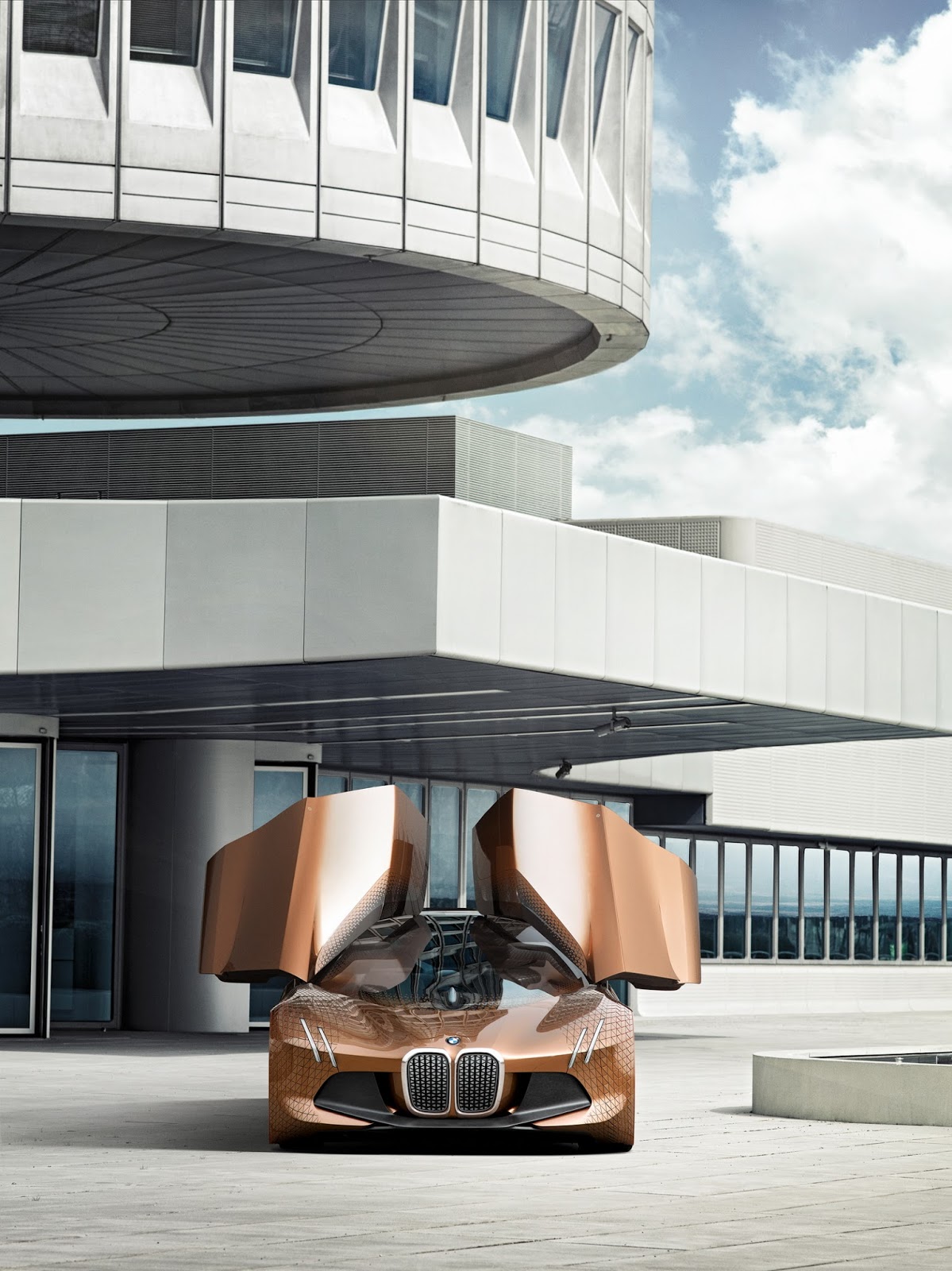 
Phần thân vỏ của BMW Vision Next 100 là sự kết hợp giữa hai chất liệu nhựa và sợi carbon. Một số tấm ốp thân vỏ được làm từ phần thừa của quá trình sản xuất sợi carbon.
