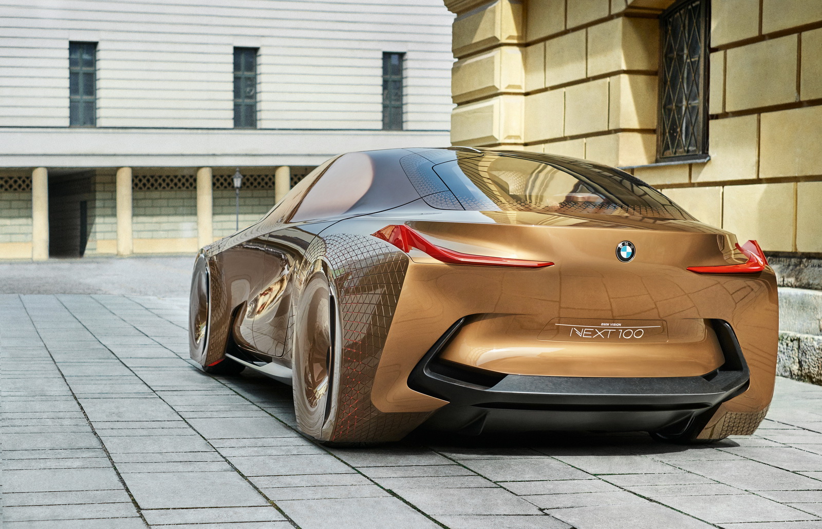
BMW Vision Next 100 lần đầu tiên ra mắt vào hồi tháng 3/2016 vừa qua. Cái tên của mẫu xe concept mới ám chỉ tầm nhìn của hãng BMW trong một thế kỷ tới. 
