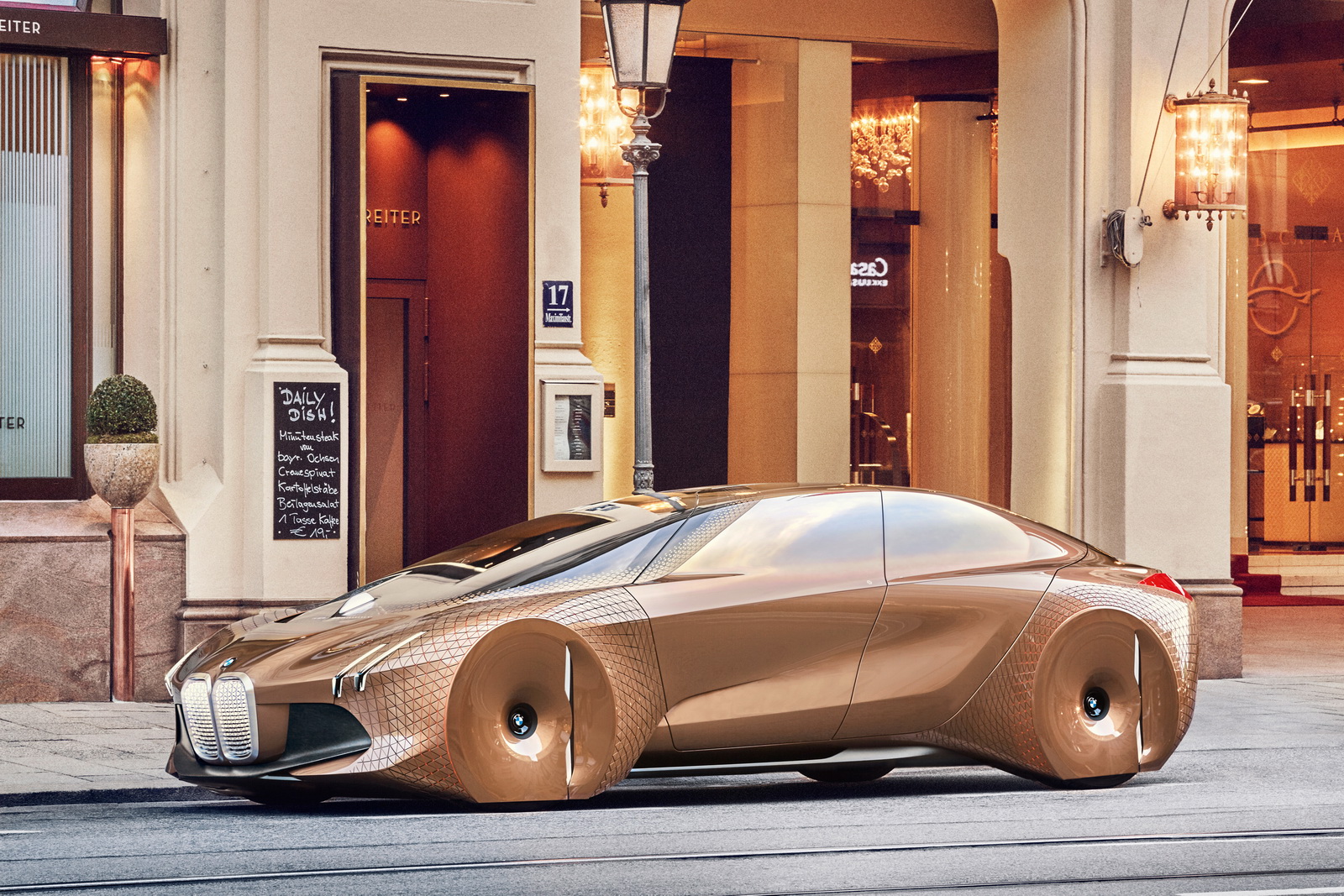 BMW Vision Next 100 về cơ bản là một mẫu sedan có thiết kế lạ mắt. Điều này không có gì lạ khi sedan là kiểu dáng trọng tâm của nhãn hiệu BMW, bất chấp việc người tiêu dùng thế giới hiện rất chuộng xe SUV.