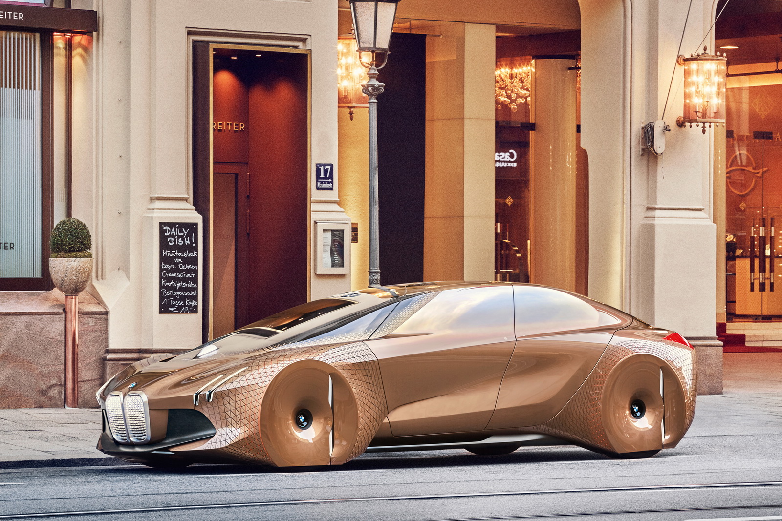 
BMW Vision Next 100 về cơ bản là một mẫu sedan có thiết kế lạ mắt. Điều này không có gì lạ khi sedan là kiểu dáng trọng tâm của nhãn hiệu BMW, bất chấp việc người tiêu dùng thế giới hiện rất chuộng xe SUV.
