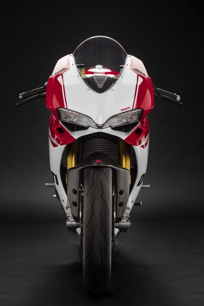 
Ngoài ra, Ducati 1299 Panigale S Anniversario còn có hàng loạt hệ thống điện tử tiên tiến như kiểm soát lực bám Ducati Traction Control (DTC) EVO và kiểm soát bốc đầu Ducati Wheelie Control (DWC) EVO.
