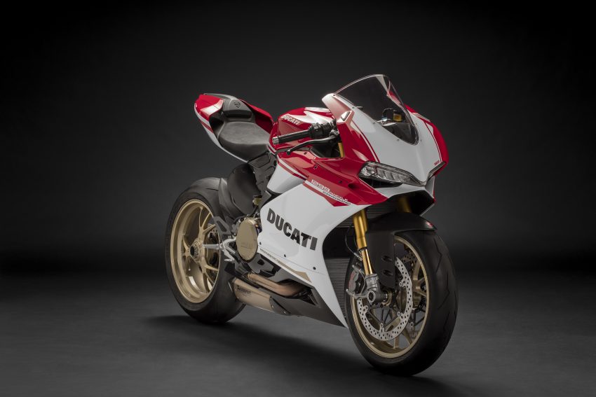 
Về thiết kế, Ducati 1299 Panigale S Anniversario được sơn màu đỏ, trắng và đen tương tự xe đua WSBK cách đây vài mùa.
