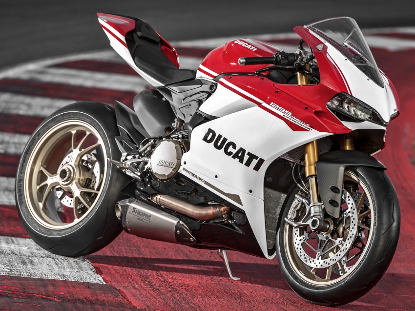 
Trong sự kiện World Ducati Week, ngoài việc hé lộ mẫu mô tô mới 939 Supersport, hãng xe nước Ý còn trình làng một sản phẩm kỷ niệm khác. Được gọi bằng cái tên 1299 Panigale S Anniversario, mẫu xe này ra đời để kỷ niệm 90 năm thành lập của hãng Ducati.
