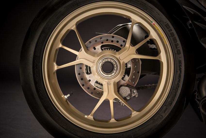 
Trên xe còn có bộ vành hợp kim Marchesini màu vàng làm điểm nhấn. Đây cũng là đặc điểm nhận dạng của những chiếc xe Ducati thuộc phiên bản giới hạn.
