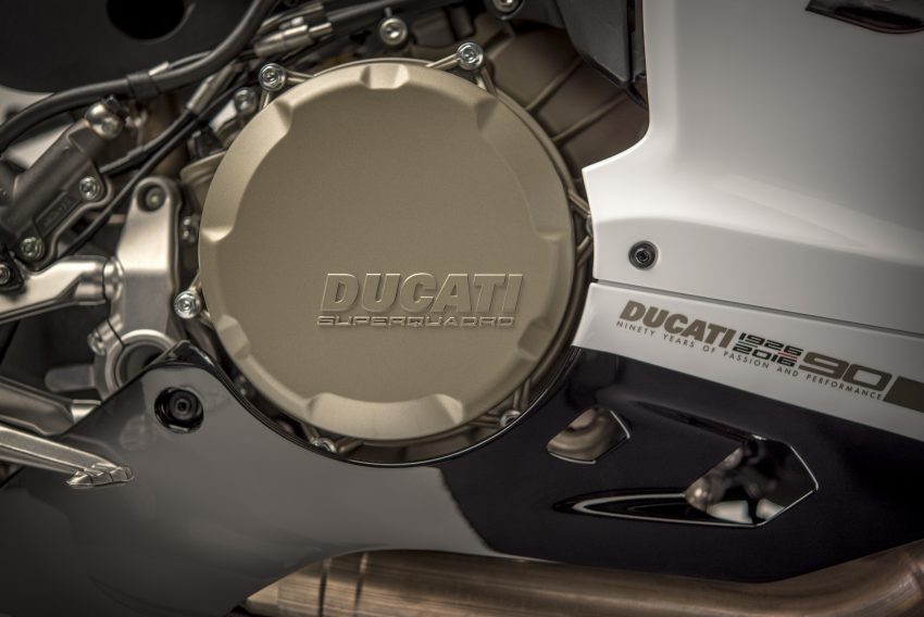 
Tương tự xe tiêu chuẩn, Ducati 1299 Panigale S Anniversario vẫn sử dụng động cơ Superquadro V-Twin, dung tích 1.285 cc, sản sinh công suất tối đa 205 mã lực.
