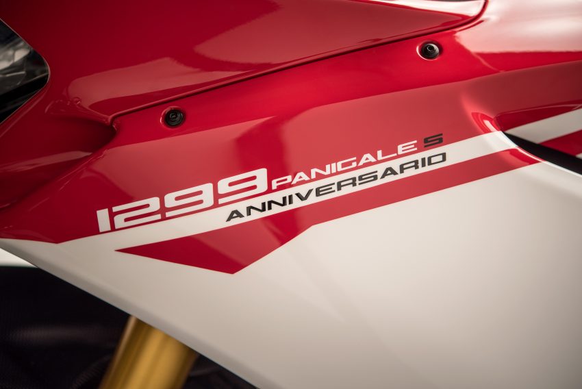 
Giá bán của Ducati Ducati 1299 Panigale S Anniversario tại thị trường Anh là 23.995 Bảng, tương đương 710 triệu Đồng. Xe sẽ bắt đầu được bày bán vào giữa tháng 7 tới, tùy từng thị trường.
