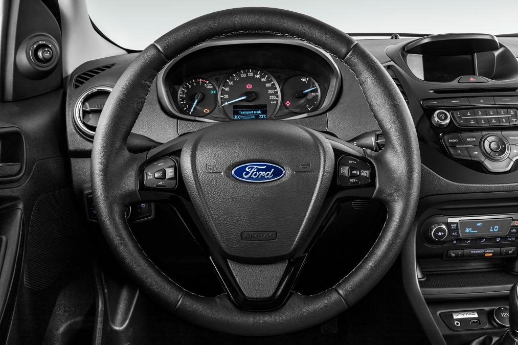 
Trong đó, Ford Ka+ Style 2016 có 6 túi khí, khóa cửa trung tâm điều khiển từ xa, cửa sổ và gương ngoại thất chỉnh điện.
