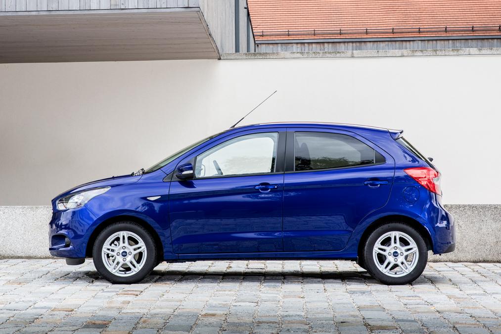 
Chỉ có kiểu dáng 5 cửa, Ford Ka+ 2016 sở hữu trọng lượng khá thấp, 1.009 kg, và chiều dài tổng thể 3.929 mm. So với phiên bản cũ, Ford Ka+ 2016 ngắn hơn một chút nhưng cao hơn 29 mm. Ngoài ra, Ford Ka+ 2016 còn có khoang hành lý với thể tích 270 lít.
