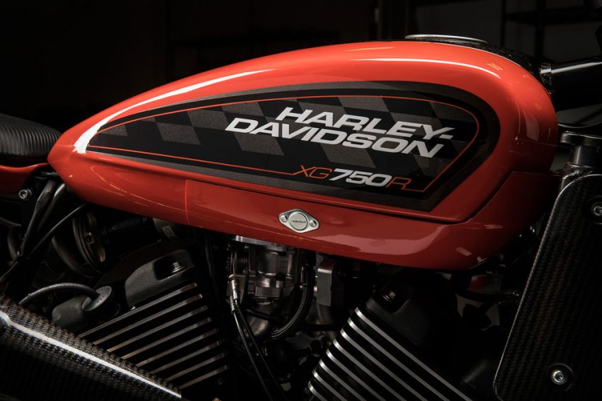 
Về thiết kế, Harley-Davidson XG750R mang thiết kế đậm chất flat-tracker. Tương tự những chiếc flat-tracker thông thường, Harley-Davidson XG750R cũng có thiết kế đơn giản, chỉ tập trung vào tốc độ và khả năng vận hành linh hoạt trên những đường đua bùn đất. 
