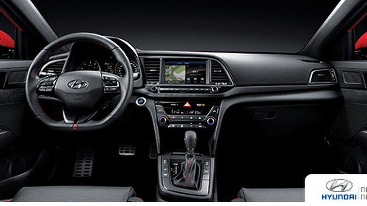 
Quan trọng hơn là Hyundai Avante Sport 2017 được trang bị hệ thống treo sau đa liên kết nên hứa hẹn mang lại cảm giác lái thú vị hơn. Trái tim của Hyundai Avante Sport 2017 tại Hàn Quốc là khối động cơ xăng 4 xy-lanh, tăng áp, dung tích 1,6 lít, sản sinh công suất tối đa 204 mã lực và mô-men xoắn cực đại 265 Nm.
