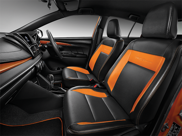 
Bên trong Toyota Yaris TRD Sportivo 2016 có bộ ghế bọc da hai màu đen và cam thay vì loại bọc nỉ tiêu chuẩn. Bản thân thảm sàn và mặt trong cửa cũng có hai màu tương tự. Thảm sàn còn đi kèm logo TRD Sportivo như dấu hiệu nhận biết.

