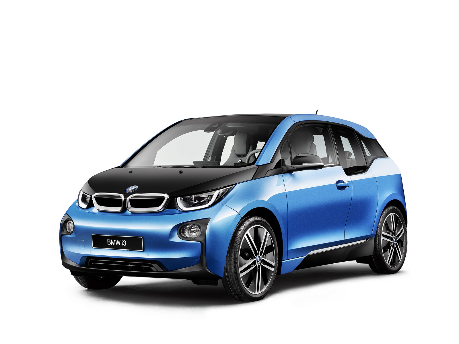 
Theo hãng BMW, i3 2017 phiên bản chạy hoàn toàn bằng điện vẫn sở hữu công suất tối đa 170 mã lực và mô-men xoắn cực đại 249 Nm. Con số tương ứng của động cơ xăng 2 xy-lanh, dung tích 650 phân khối trên BMW i3 2017 là 38 mã lực.
