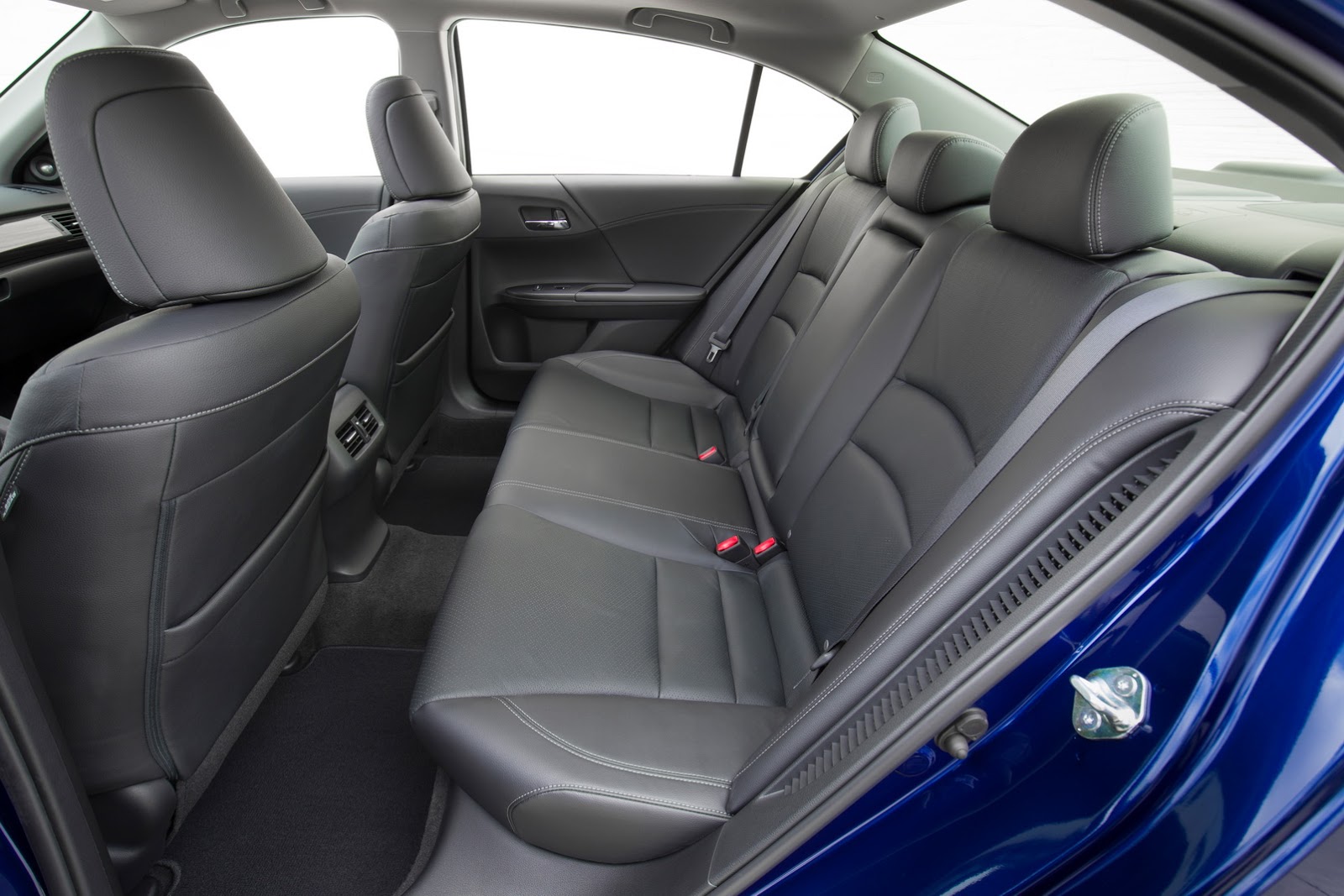 Những tính năng mới của Honda Accord Hybrid 2017 bao gồm khởi động máy từ xa, cảm biến đỗ xe trước/sau, cần gạt kính chắn gió cảm ứng mưa, ghế sau sưởi ấm và đèn pha tự động.