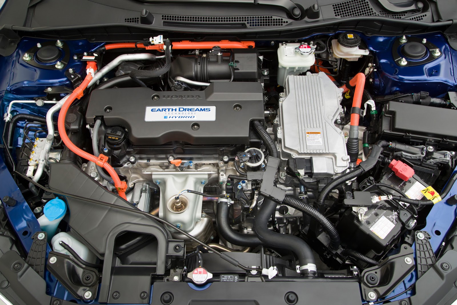 Trái tim của Honda Accord Hybrid 2017 là hệ dẫn động có công suất tối đa 212 mã lực. Một lần nữa, Honda khẳng định đây là con số cao nhất trong phân khúc sedan cỡ trung.