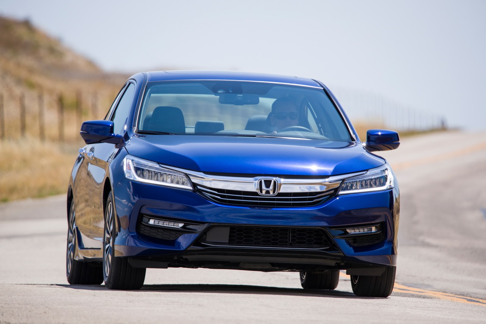 Tại thị trường Mỹ, Honda Accord Hybrid 2017 được chia thành 3 bản trang bị là tiêu chuẩn, Hybrid EX-L và Hybrid Touring. Tất cả đều có thêm những trang thiết bị tiêu chuẩn và tùy chọn mới.