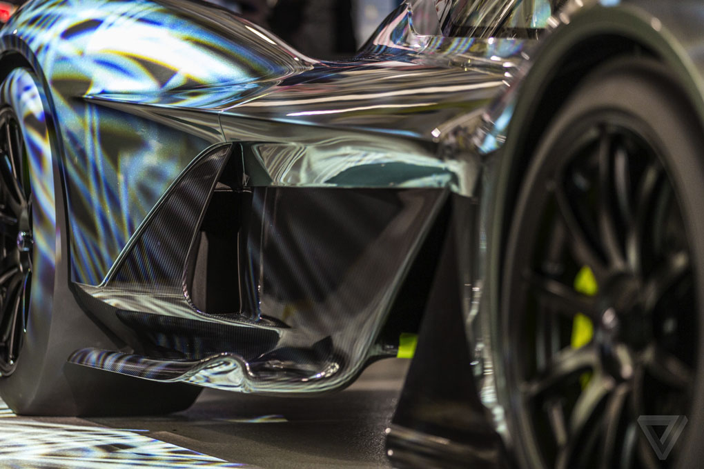 
Những chi tiết còn lại của Aston Martin AM-RB 001 đều được làm bằng sợi carbon và sơn theo ý muốn của khách hàng.
