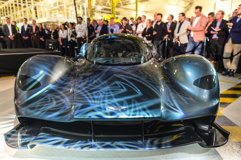 Về thiết kế, Aston Martin AM-RB 001 trông khá giống xe đua F1. Bản thân ông Andy Palmer, CEO của hãng Aston Martin, cũng thừa nhận mẫu hypercar này về cơ bản là xe đua F1 nhưng hoàn toàn phù hợp với đường phố công cộng.
