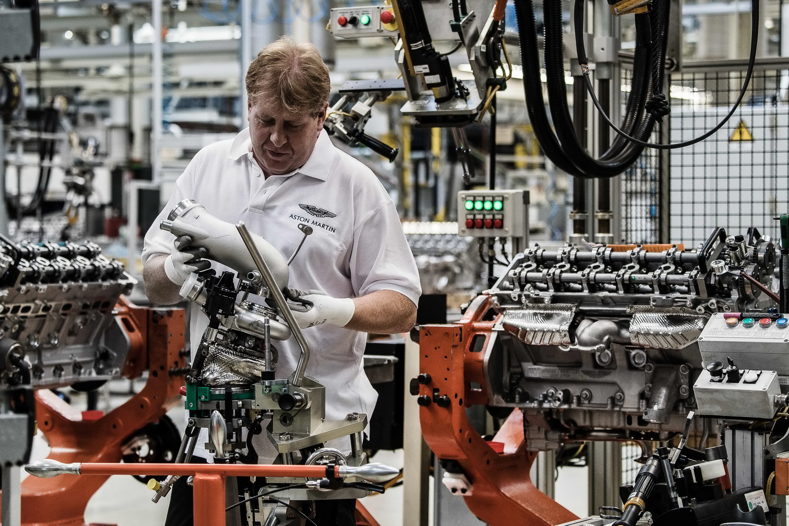 
Đến cuối tuần qua, hãng Aston Martin mới bắt tay vào chế tạo khối động cơ V12, tăng áp kép, dung tích 5,2 lít hoàn toàn mới của DB11 tại nhà máy ở Cologne, Đức.
