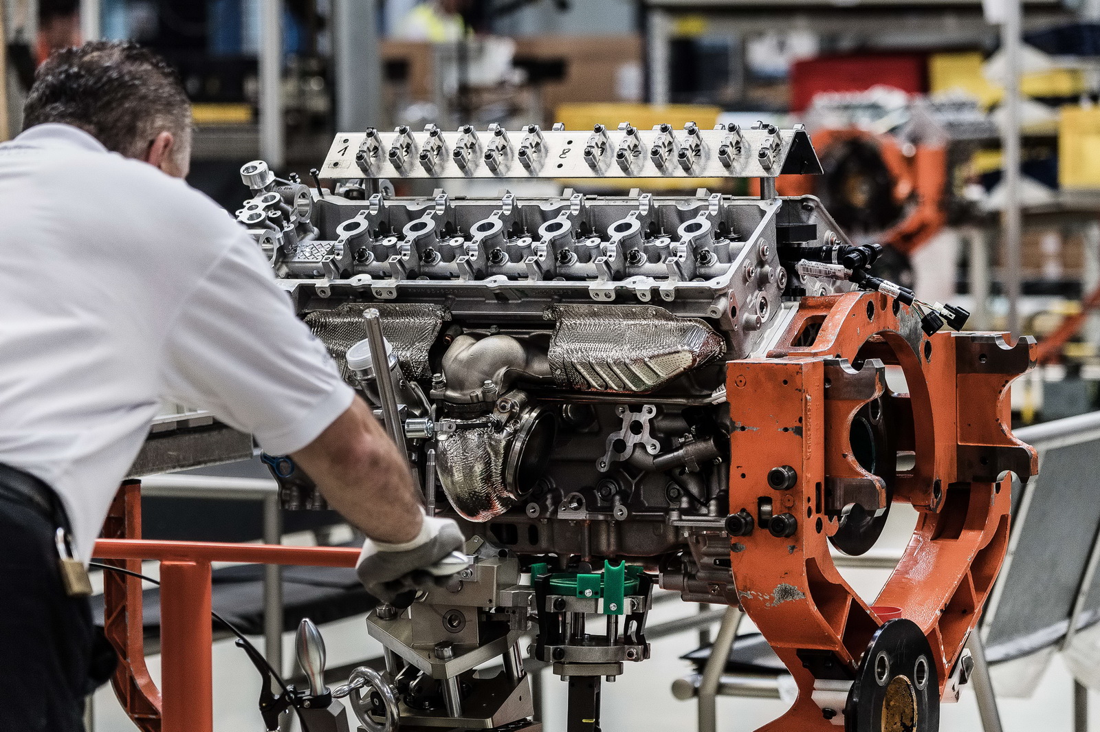 
Nhà máy này nằm cùng chỗ với nơi sản xuất Ford Fiesta và đã từng chế tạo gần 40.000 động cơ V12 trong suốt 12 năm qua. Ngoài máy V12 mới của DB11, nhà máy còn tiếp tục sản xuất động cơ V8 và V12 hút khí tự nhiên cho Aston Martin Vantage, Vanquish cũng như Rapide S.
