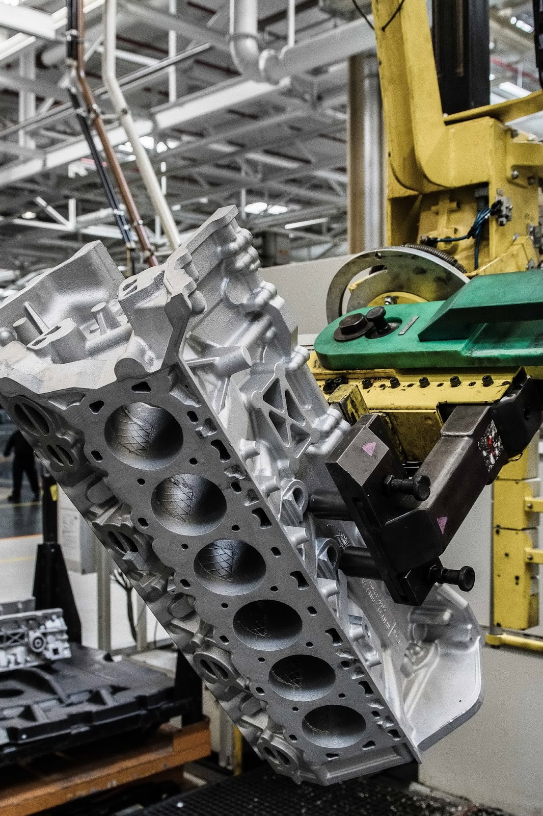 
Như đã biết, động cơ V12 của Aston Martin DB11 được áp dụng công nghệ ngắt xy-lanh thông minh và Stop/Start giúp tiết kiệm nhiên liệu. 
