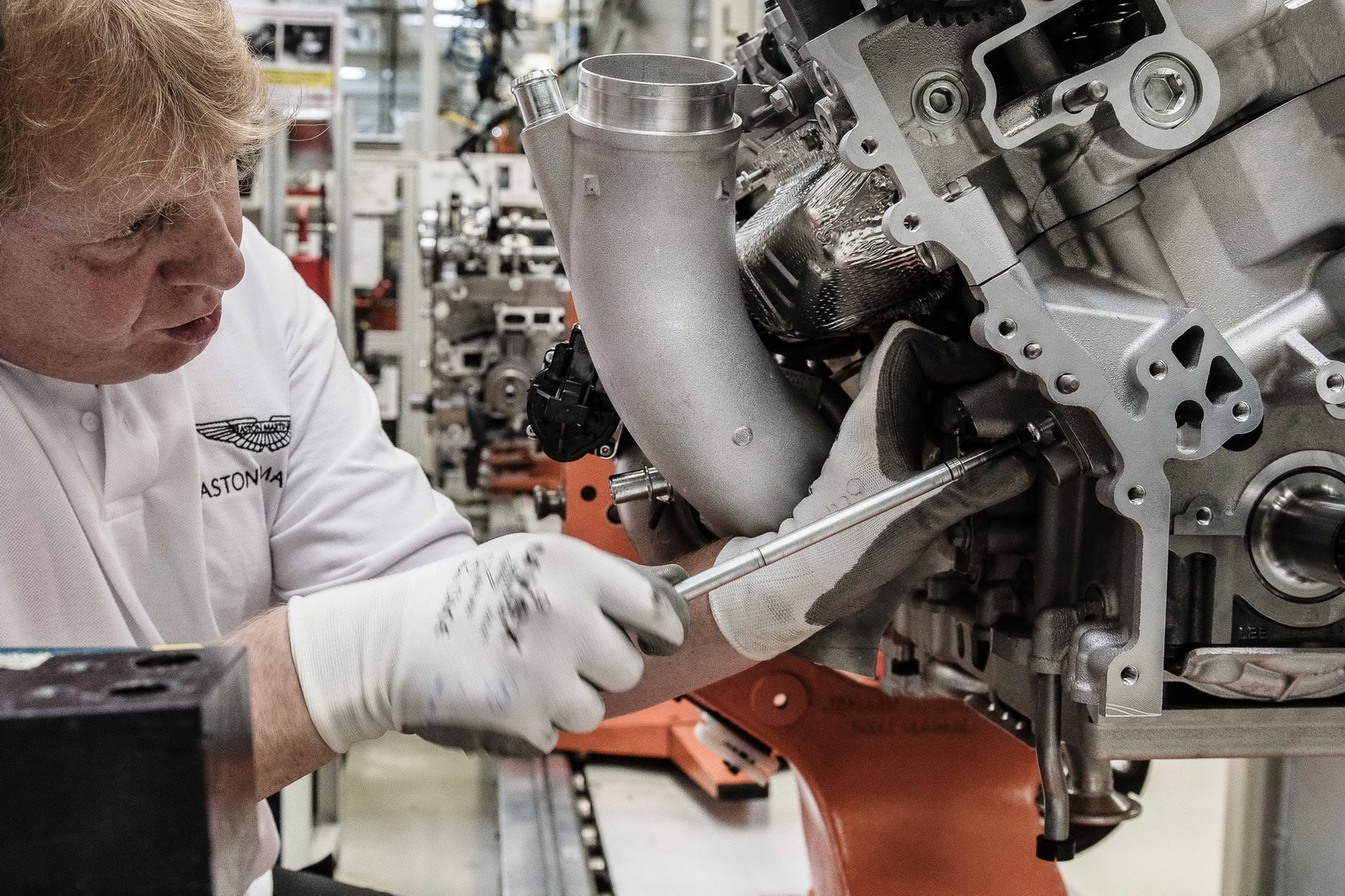 
Hãng Aston Martin cho biết, các chi tiết sẽ được ghép lại thành động cơ dưới bàn tay của một kỹ thuật viên. Thời gian để hoàn thành một khối động cơ V12 của Aston Martin DB11 là 8 tiếng đồng hồ trong nhà máy. Sau khi trải qua giai đoạn thử nghiệm nóng và lạnh, động cơ sẽ được chuyển đi.
