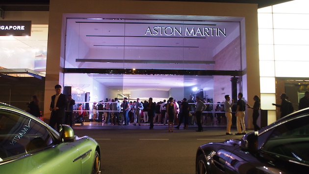
Như vậy, Singapore là quốc gia đầu tiên ngoài Thụy Sỹ đón nhận mẫu xe thể thao hạng sang mới của hãng Aston Martin. Sự kiện ra mắt DB11 được tổ chức tại showroom của Aston Martin trên đường Leng Kee, Singapore, với hơn 200 khách hàng tham gia.
