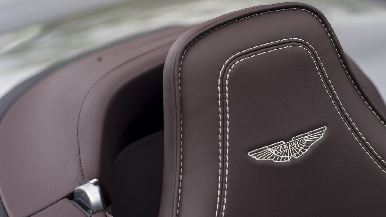 
Hiện giá bán của Vantage GT12 Roadster vẫn chưa được hãng Aston Martin cung cấp. Dự đoán, Aston Martin Vantage GT12 Roadster sẽ có giá cao hơn mức 250.000 Bảng, tương đương 340.500 USD hay 7,58 tỷ Đồng, của Vantage GT12 Coupe.
