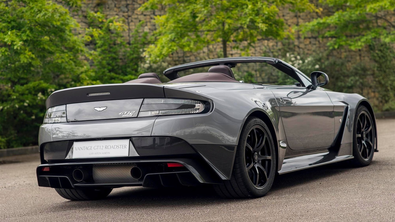 
Theo hãng Aston Martin, chiếc Vantage GT12 Roadster có một không hai này được ra đời theo đơn đặt hàng của khách.
