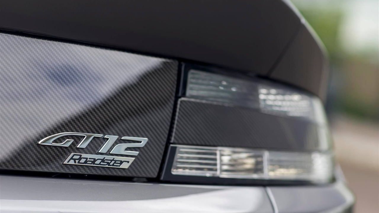 
Hãng Aston Martin cho biết, bộ phận Q của họ đã mất hơn 9 tháng để phát triển chiếc Vantage GT12 Roadster có một không hai. Cảm hứng để thiết kế chiếc Aston Martin Vantage GT12 Roadster này bắt nguồn từ Vantage GT12 Coupe vốn có số lượng sản xuất giới hạn 100 chiếc.
