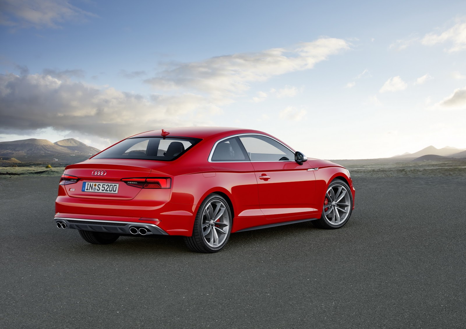 Động cơ mạnh mẽ kể trên giúp Audi S5 thế hệ mới tăng tốc từ 0-100 km/h trong 4,7 giây. Ấn tượng hơn, động cơ V6 tăng áp mới phát triển này còn chỉ tiêu thụ lượng nhiên liệu trung bình 7,3 lít/100 km.