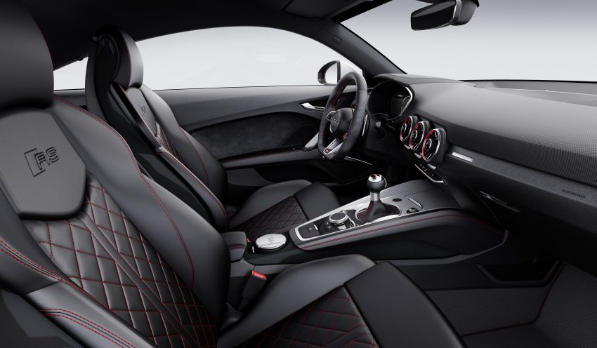 
Một điểm mới khác bên trong Audi TT RS 2016 chính là vô lăng đa chức năng với 2 nút bấm mới để chọn chế độ lái và khởi động máy. Tính năng định vị MMI Plus, MMI Touch, mô-đun kết nối trực tuyến Audi và Wi-Fi chỉ là trang thiết bị tùy chọn.
